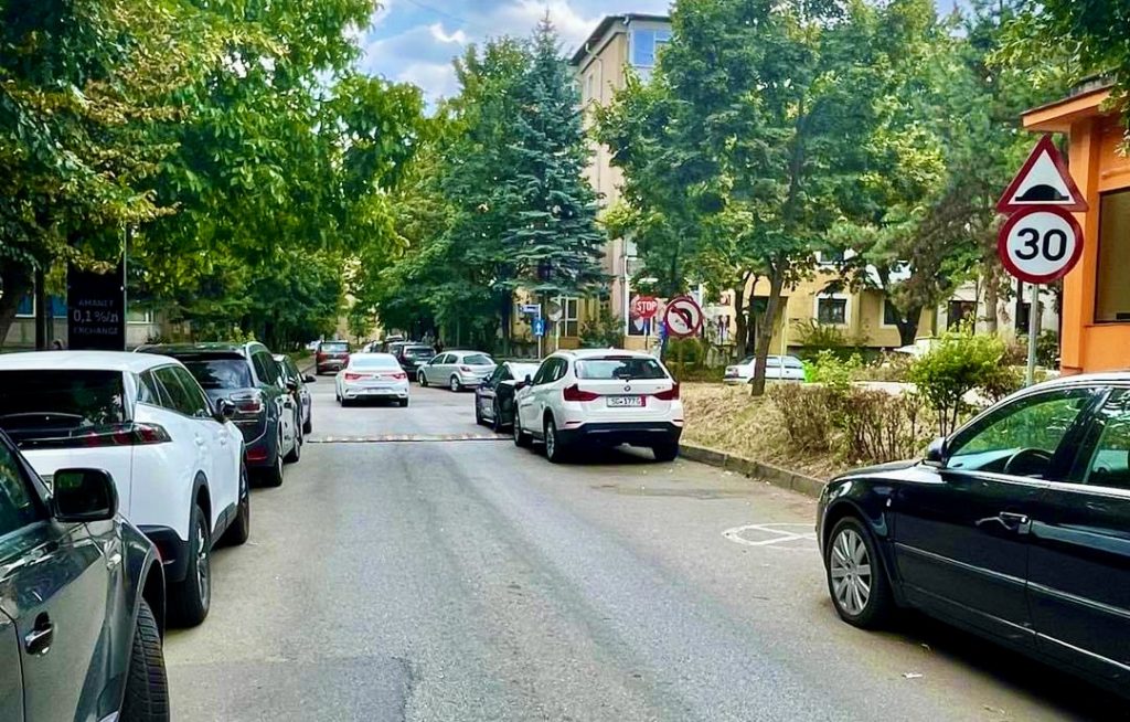 Un alt limitator de viteză amplasat pe o stradă din Pitești