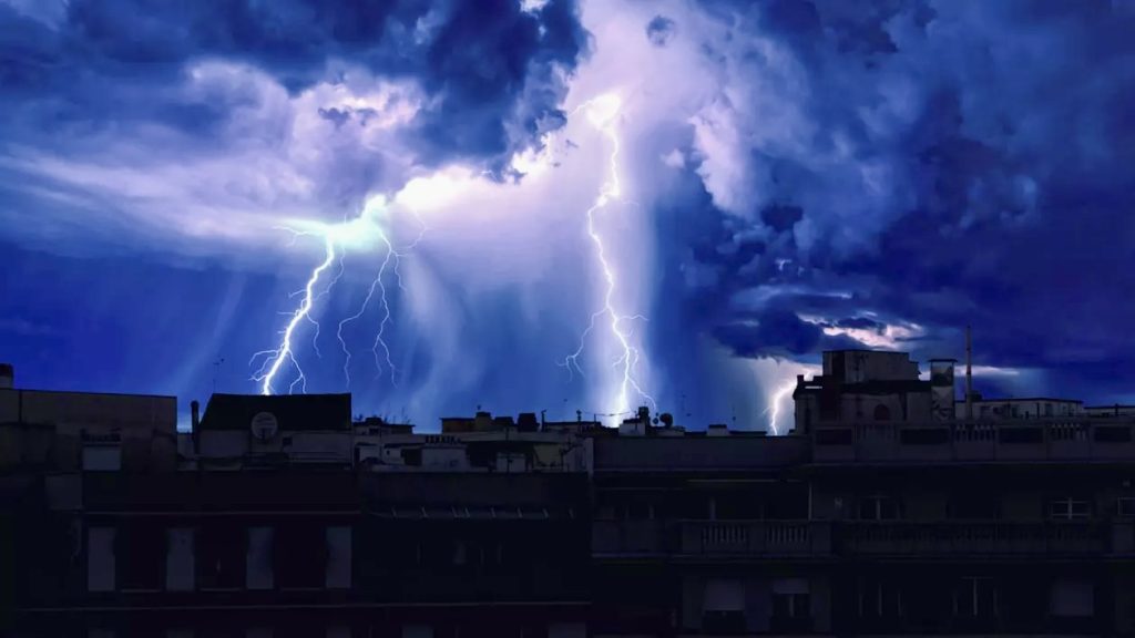 Inversiune termică în Argeș. Scăderi mari de temperaturi, ploi și furtuni violente