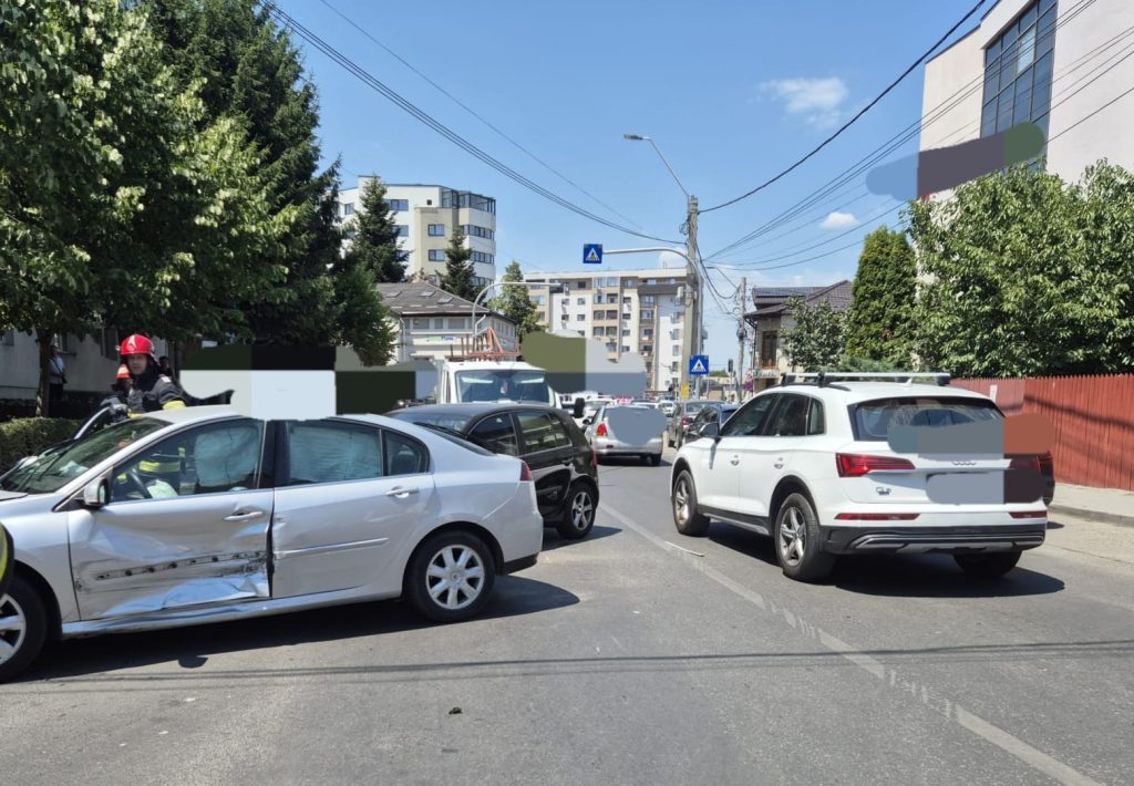 Accident cu trei mașini implicate în Pitești