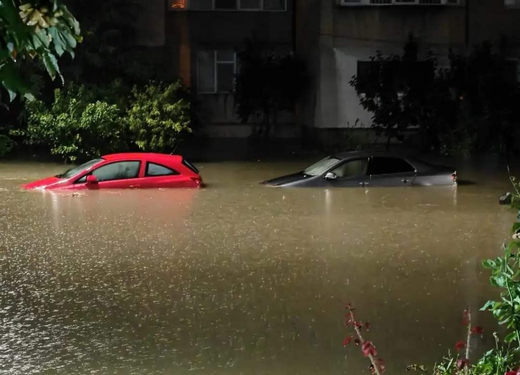 Inundațiile au făcut prăpăd! Mașini sub apă, localități în beznă