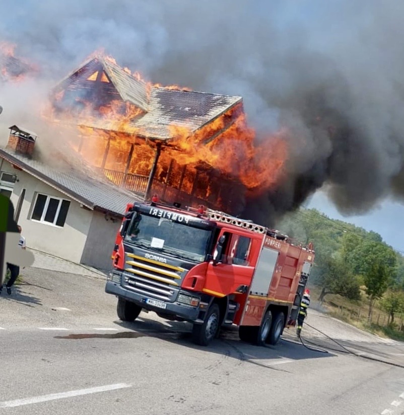 Din ce cauză a pornit incendiul care a făcut scrum un restaurant din Argeș