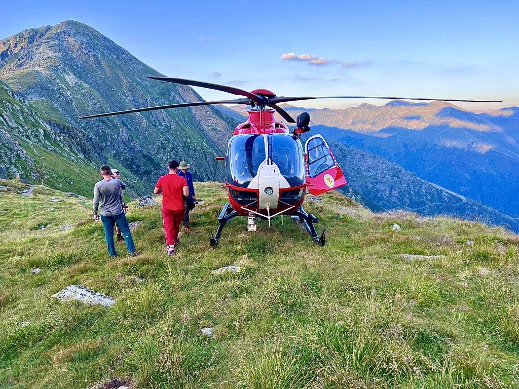 Salvamont Argeș: Bărbat găsit dezbrăcat, desculț și rănit. A fost solicitat un elicopter SMURD