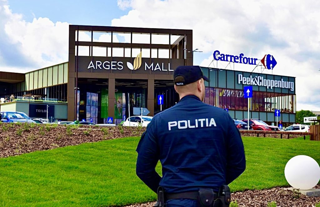 În Argeș Mall se fură mai ceva ca-n codru! Tânăra de 18 ani, reținută