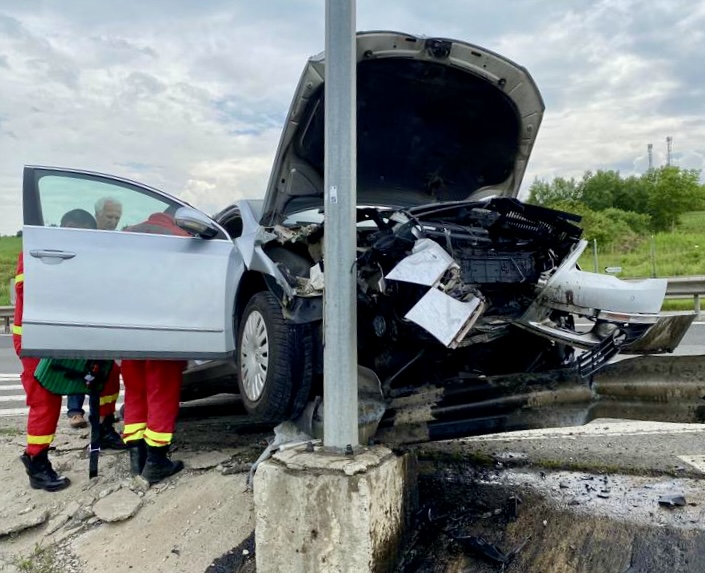 Accident în Argeș. A lovit un parapet