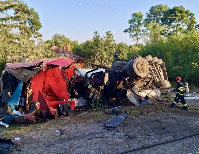 Cap tractor cu remorcă răsturnat într-o comună din Argeș