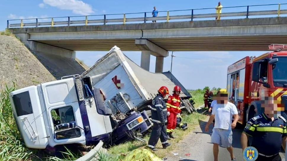 Accident rutier produs între un autotren și un autoturism în Argeș