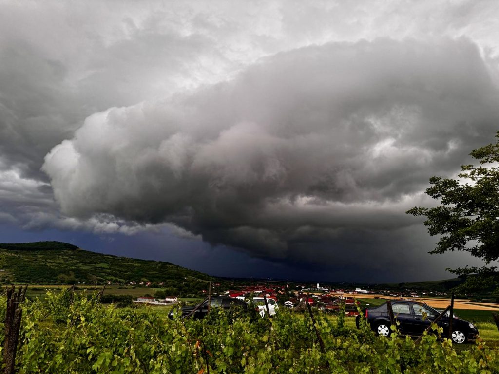 Ciclon cu furtuni și vijelii intră astăzi în România. Temperaturile scad dramatic, iar ploile fac prăpăd