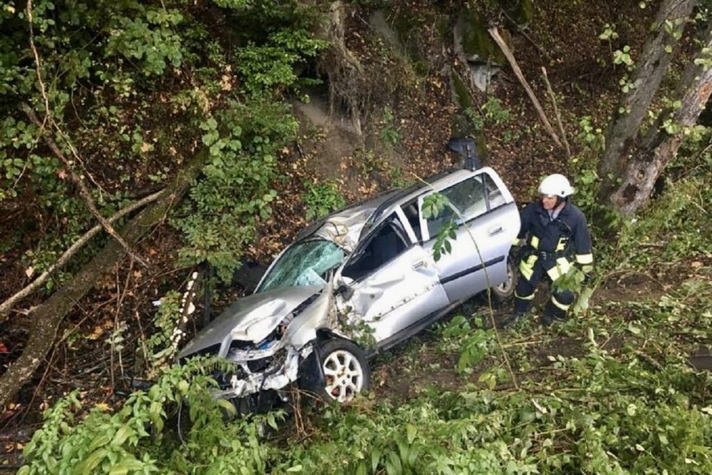 Accident acum în Argeș. Autoturism căzut într-o râpă