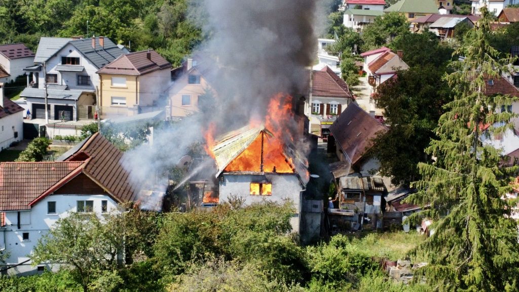 O casă a luat foc în Argeș!