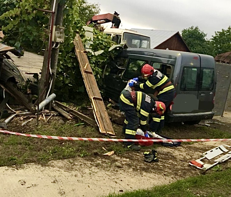 Accident în Argeș, pe DN 65. A intrat într-un stâlp