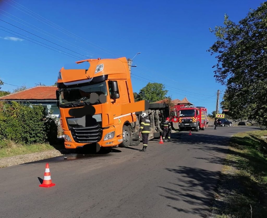 Tir cu cisternă răsturnat într-o localitate din județul Argeș