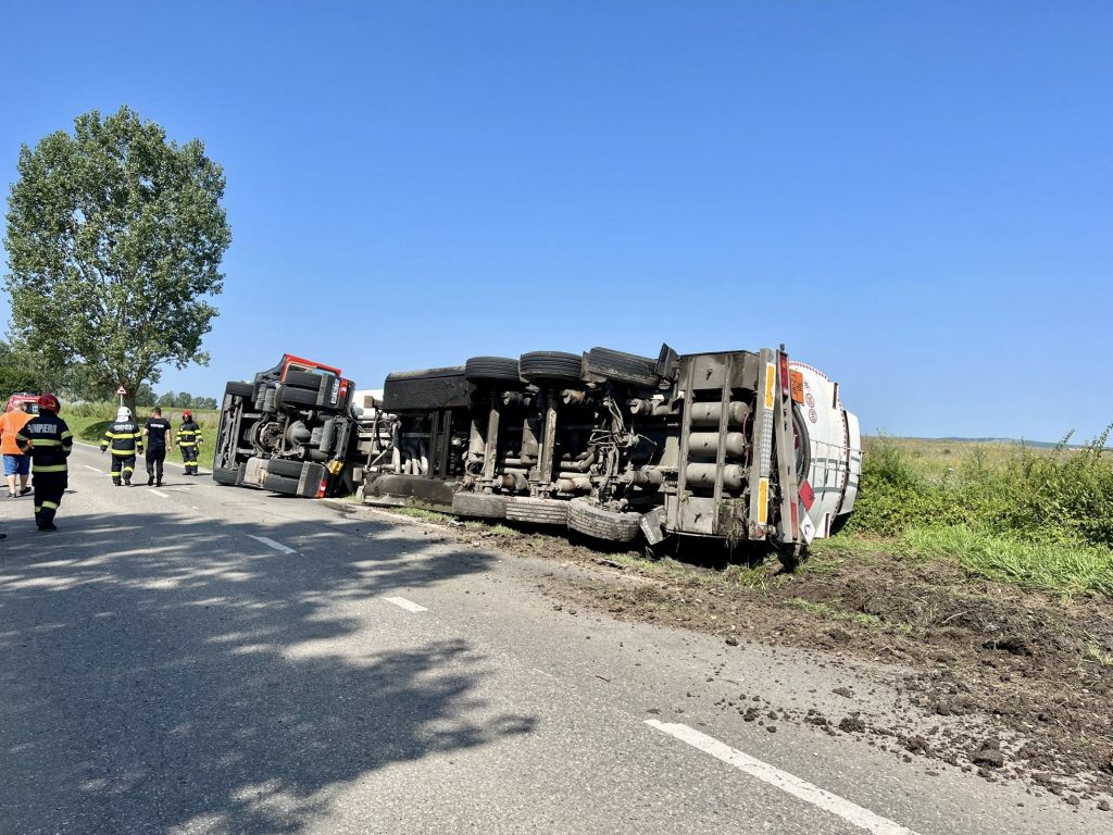 Tir cu cisternă răsturnat într-o localitate din județul Argeș