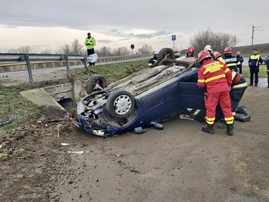 Accident pe A1, km 117. Autoturism răsturnat