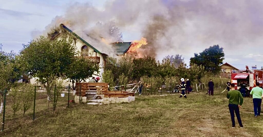 Casa înghițită de flăcări în Argeș. Pompierii intervin de urgență!