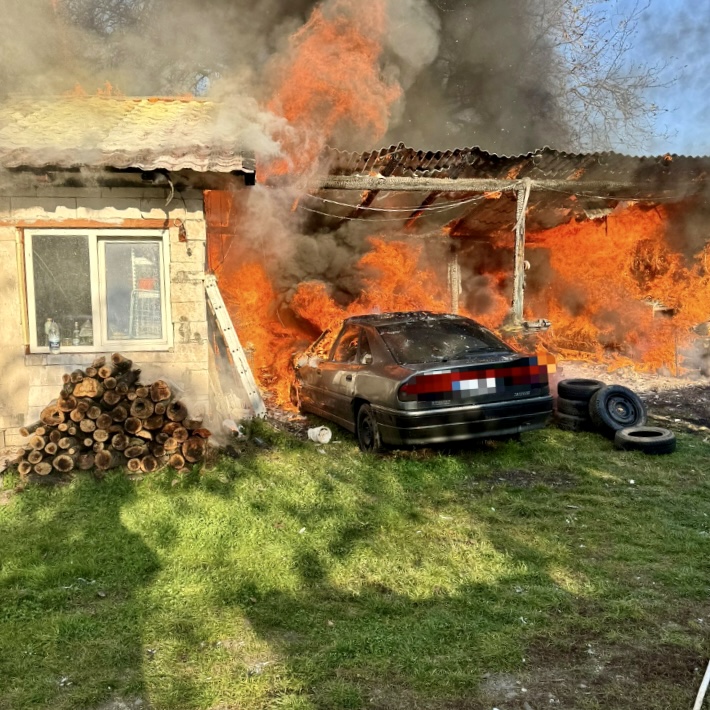 O casă din Argeș a luat foc din cauza unei lumânări! Persoana cu atac de panică