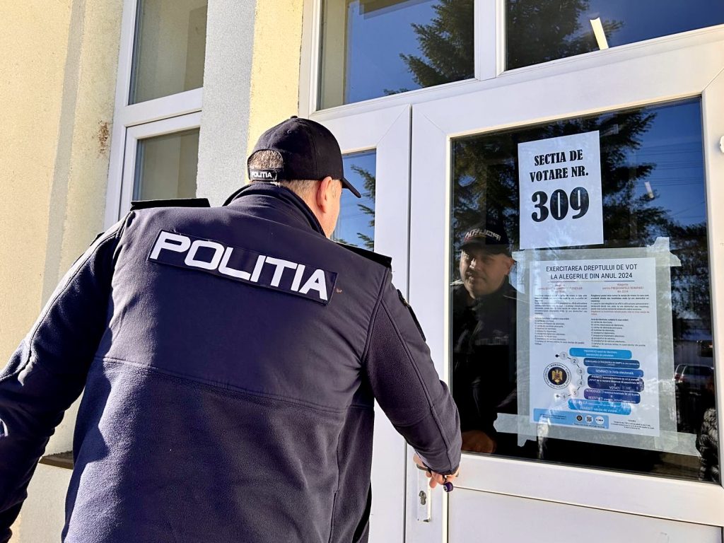 Poliția la secție de votare 