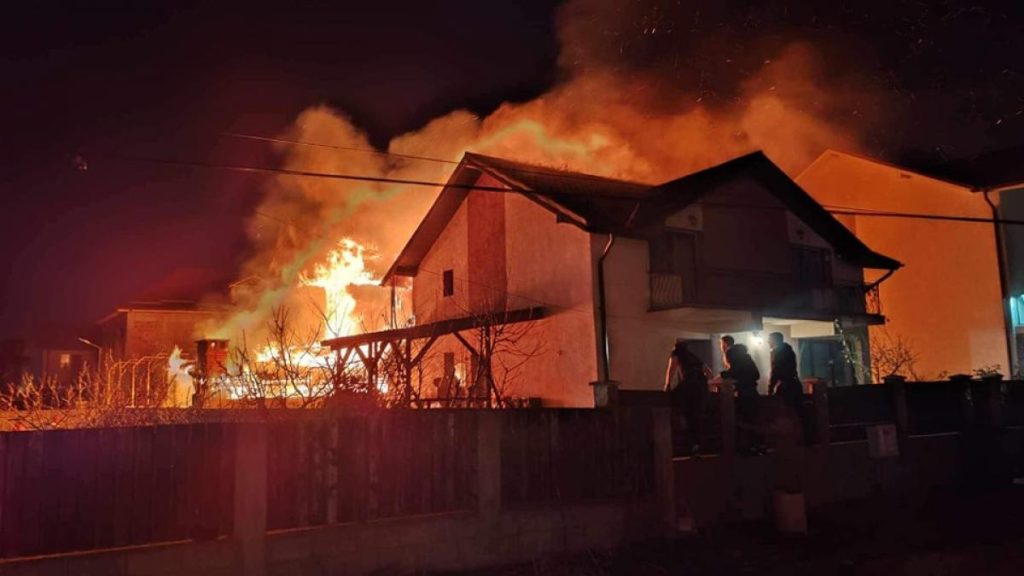 Două incendii în Argeș la această oră. Intervin mai multe echipaje de pompieri