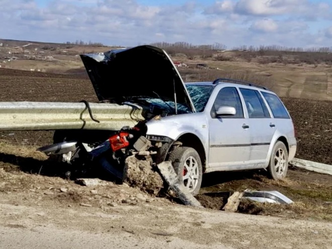 Accident pe DN65B, în Argeș. A lovit un parapet