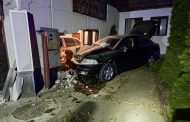 Două accidente noaptea trecută în Argeș. Un șofer a  intrat în copac, iar altul a lovit un garaj