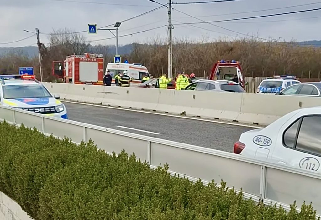 Accident cu două mașini implicate în Argeș