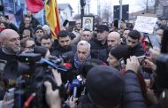 Proteste la secții! Călin Georgescu și susținătorii au mers “la vot” în această dimineață