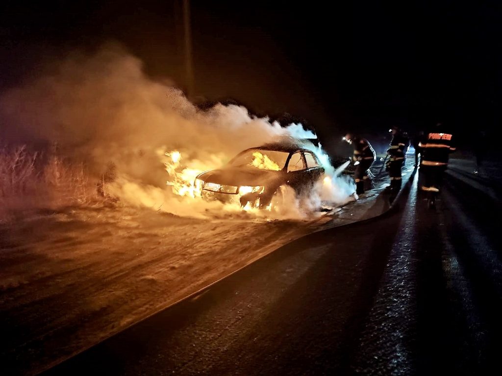 O mașină a luat foc în județul Argeș!