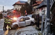 Accident în Argeș, a intrat cu mașina într-un stâlp