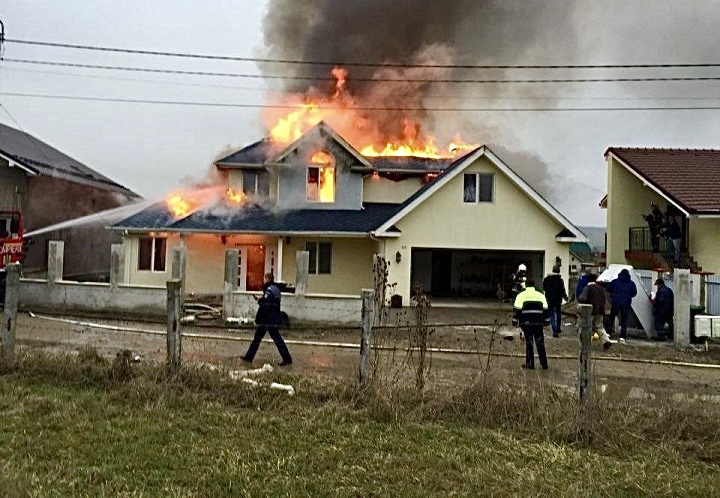 O vilă din Argeș a luat foc! Pericol de propagare a incendiului