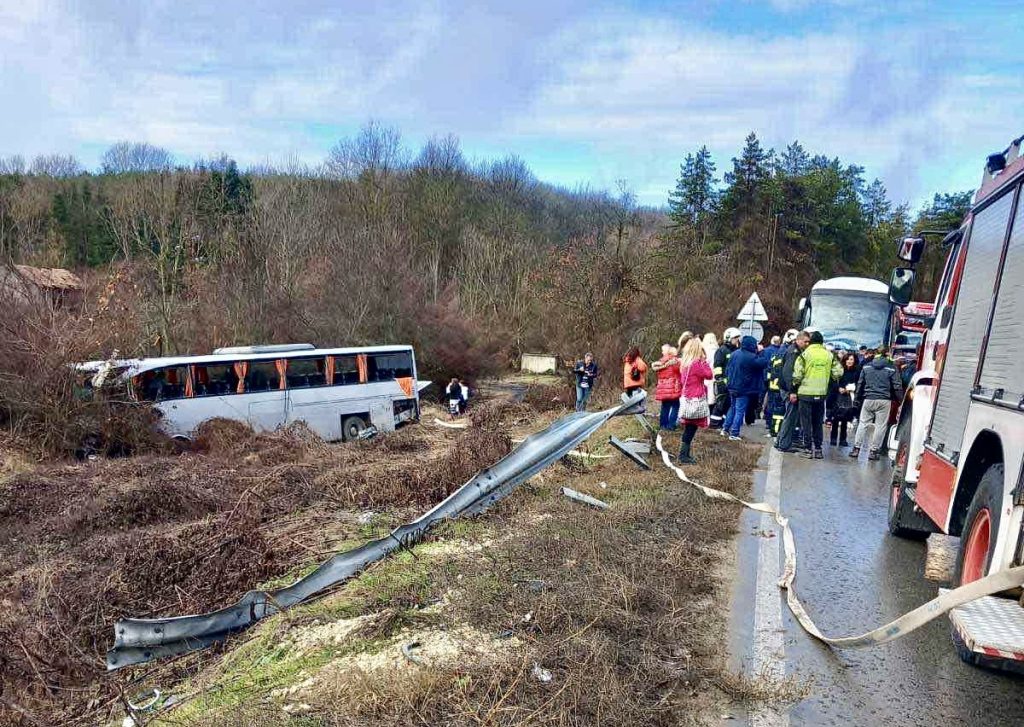 Accident cu autocar implicat pe A1, km 78. Trafic blocat!