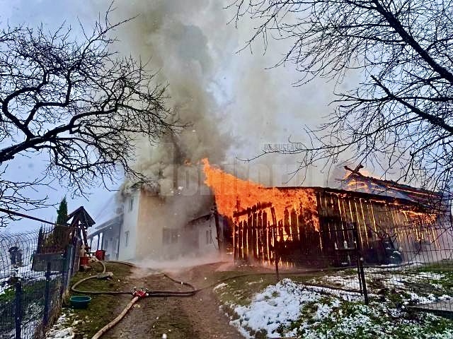 Incendiu de la prima oră a dimineții în Argeș. Arde o gospodărie!