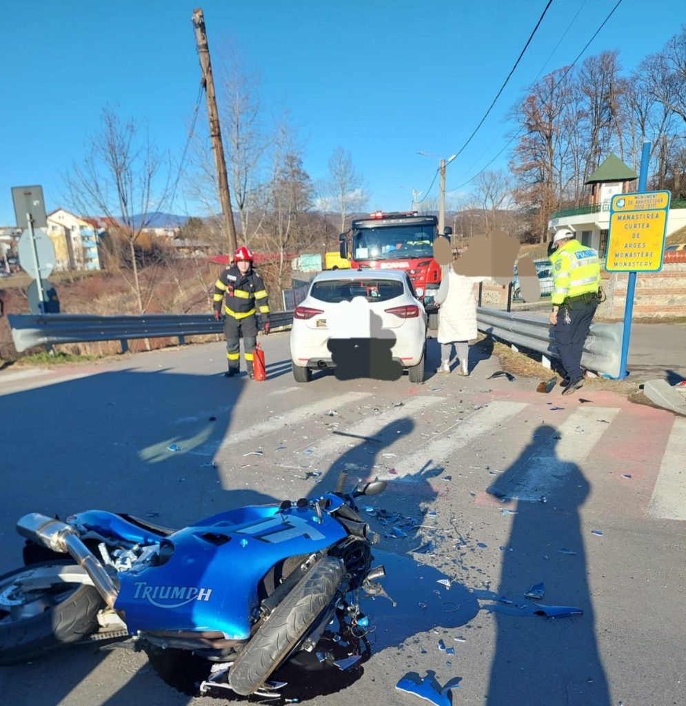 Accident între o motocicletă și un autoturism în Argeș