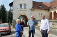 Corbeni: Reabilitarea clădirii cu turn și legătura cu Regele Charles