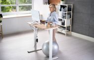 Cum alegi biroul reglabil potrivit pentru a scăpa de durerile de spate