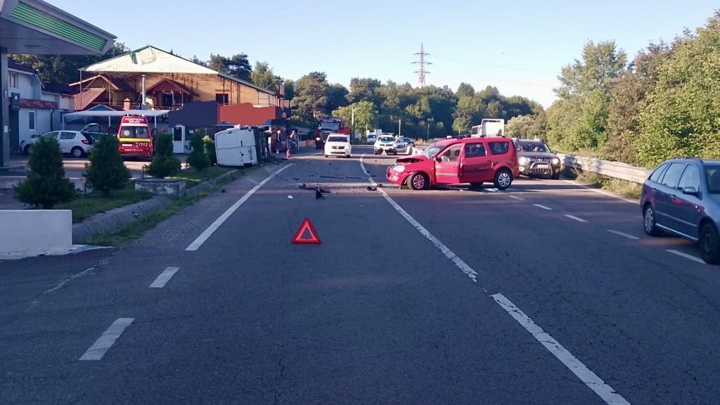 Impact frontal pe DN 73, la Stâlpeni. Doi răniți, printre care un minor
