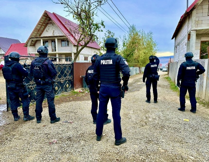 Polițiști agresați la Mălureni. Doi frați arestați pentru ultraj și distrugere