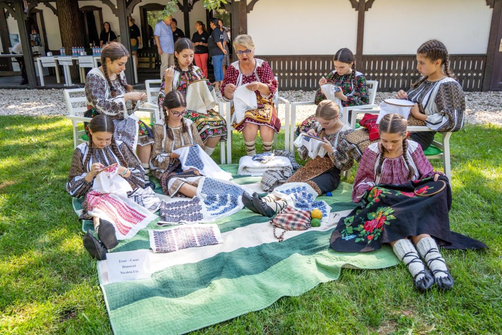 Peste 120 de copii din Argeș participă la Tabăra de Meșteșuguri – Tradiții Argeșene, ediția a XIV-a