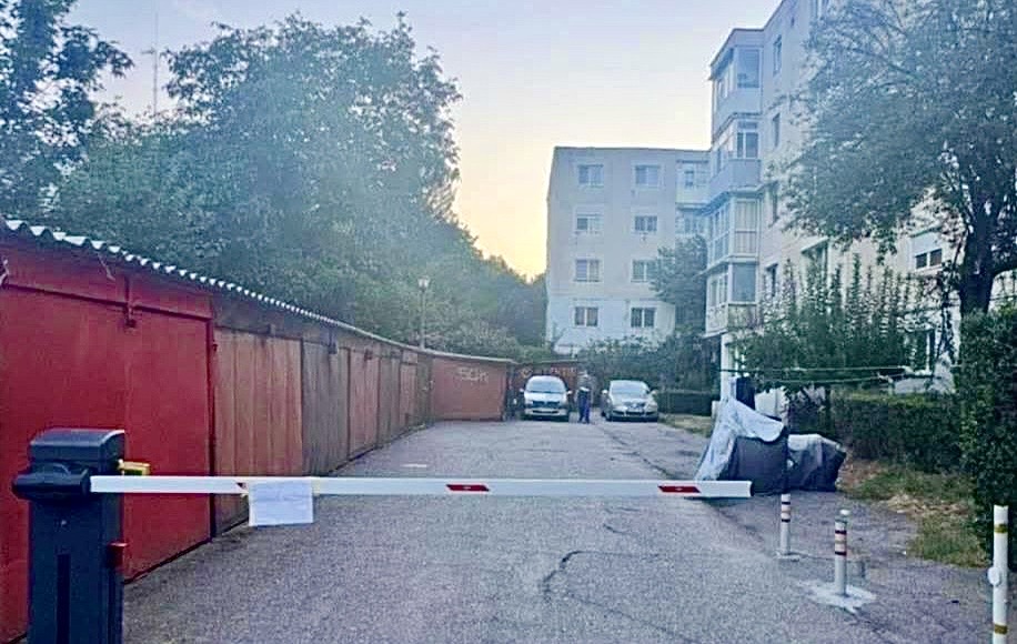 Barieră cu telecomandă montată ilegal în Pitești. Proprietarul, amendat cu până la 100.000 lei!