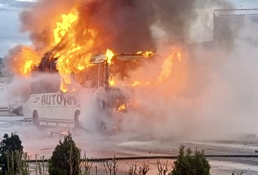 Incendiu la un autobuz staționat în Autogara Sud Pitești