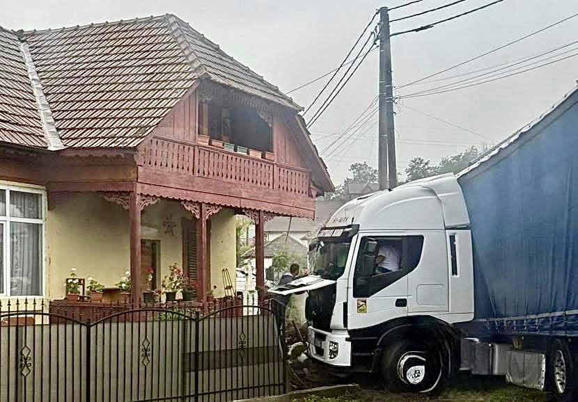 Accident pe DN 7. Camion intrat în gardul unei case