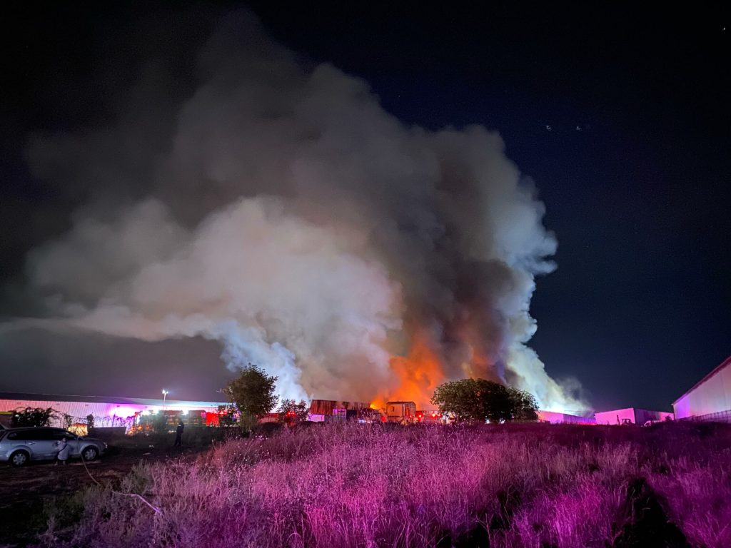 Incendiu de proporții în Capitală. Flăcări uriașe și fum dens