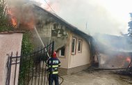 Incendiu la Călinești. Două locuințe afectate, o femeie preluată de SAJ