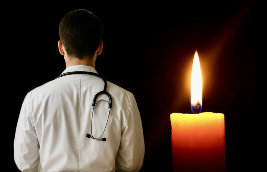 Student-medicină-mort-