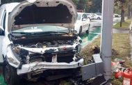 Pitești: Autoturism intrat într-un stâlp de iluminat