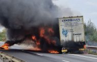 Atenție, șoferi! Trafic oprit pe A1 din cauza unui tir în flăcări