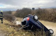 Mașină căzută într-un canal la Băiculești. Un adult și o minoră, salvați de pompieri