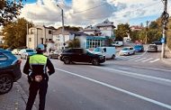 Doi șoferi prinși cu aceeași mașină în Pitești. Unul cu permis suspendat, altul fără plăcuțe și RCA