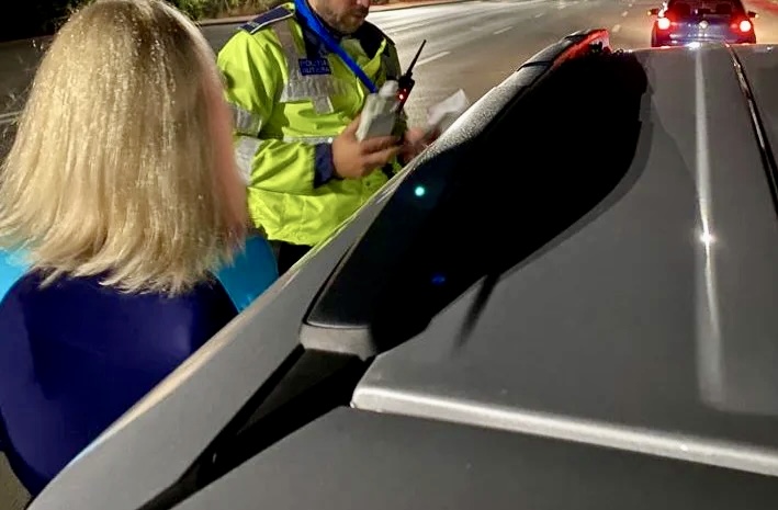 Tupeu incredibil la 18 ani! Prinsă de două ori în trei zile conducând fără permis, reținută la Pitești