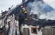 Zi de foc în Rucăr: 260 mp de acoperiș și zece încăperi distruse de flăcări