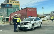Accident la Vama Pitești! Mașină de poliție lovită de un camion
