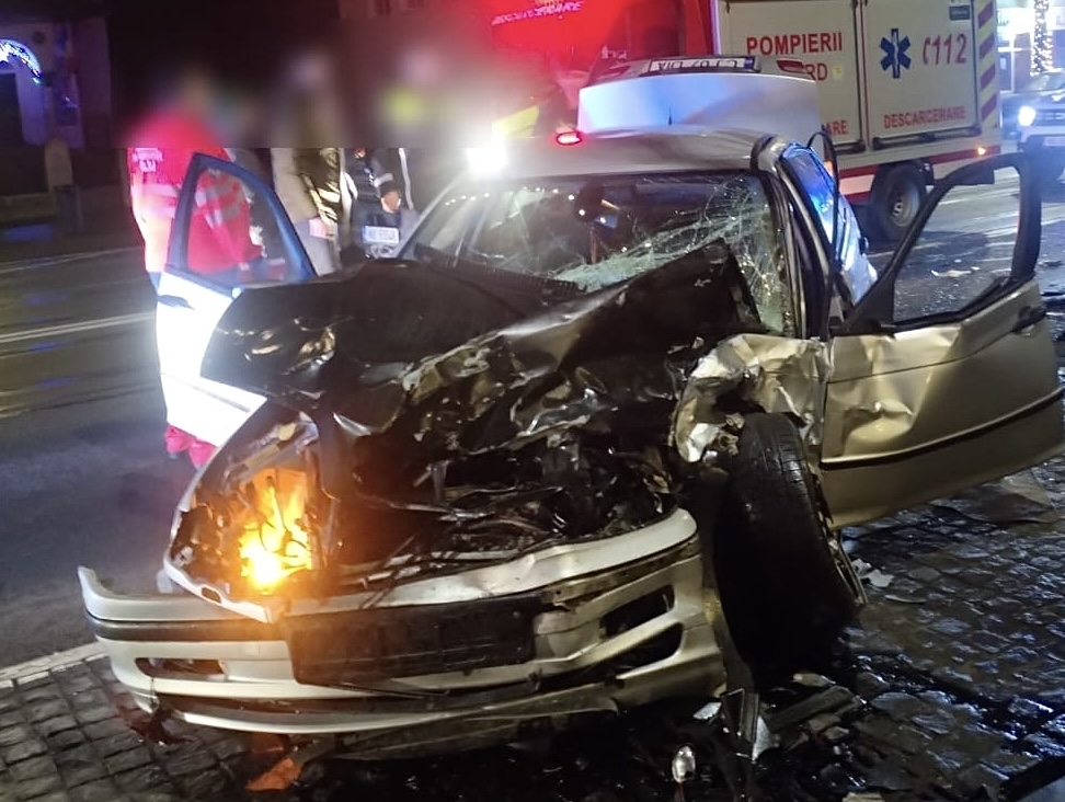 Accident în Pitești, pe strada Sticlelor. O victimă a fost găsită blocată în mașină